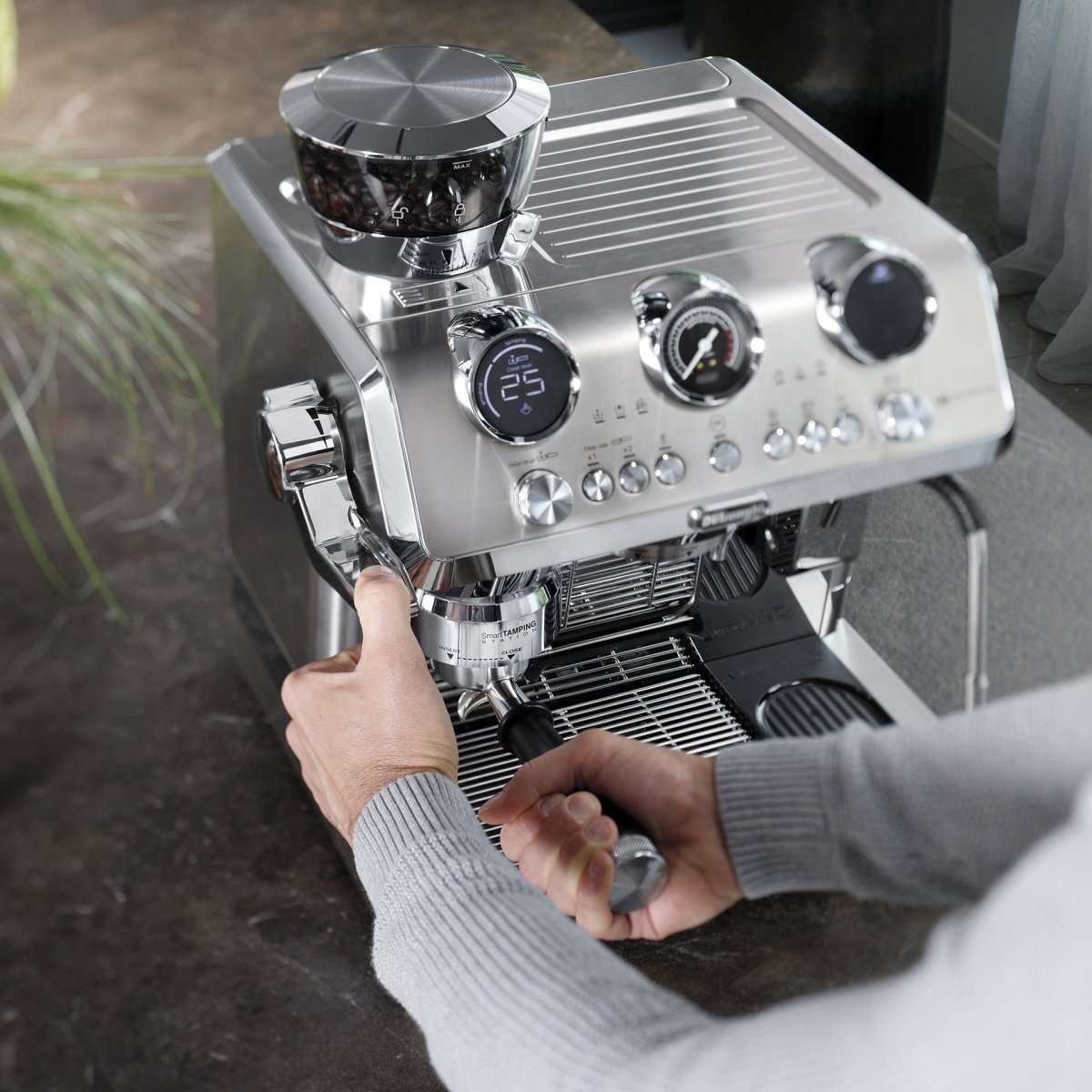 Delonghi – La Specialista Maestro With Cold Brew (EC9885M) - Café Liégeois